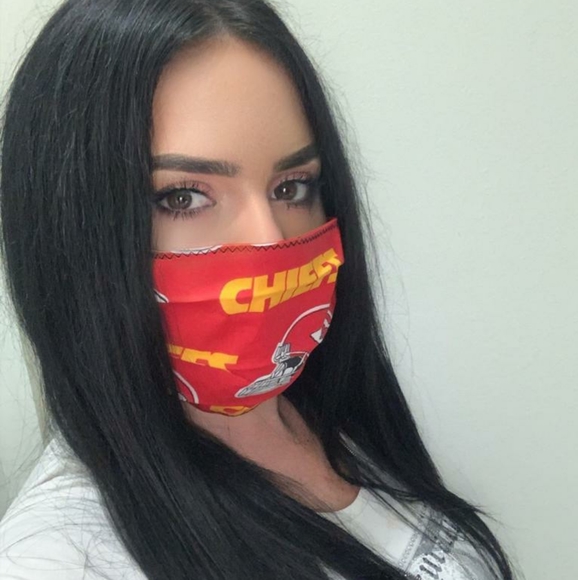 CHIEFS Face Mask with FILTER - Picture 2 of 2